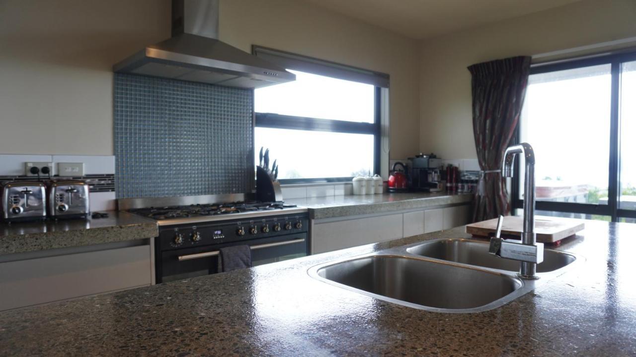 White House Bed & Breakfast Paraparaumu Bagian luar foto