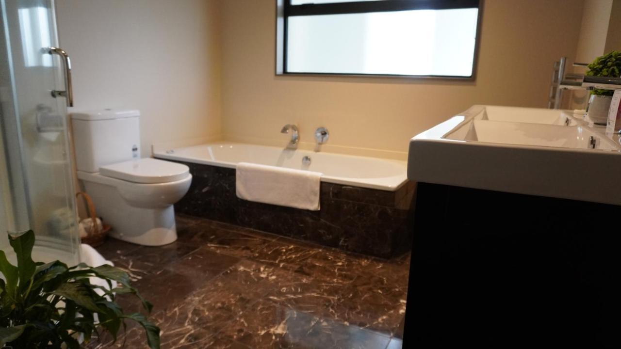 White House Bed & Breakfast Paraparaumu Bagian luar foto
